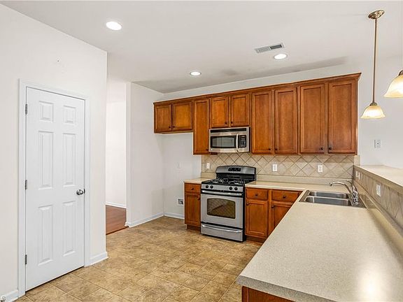 3rd image of 1550 Country Ln