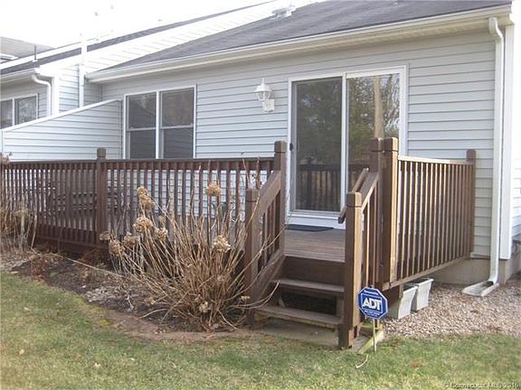 Large deck with access to r...