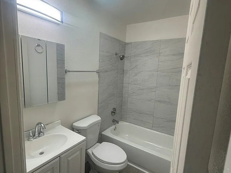 2751 E 14th St #5 — Photo 11