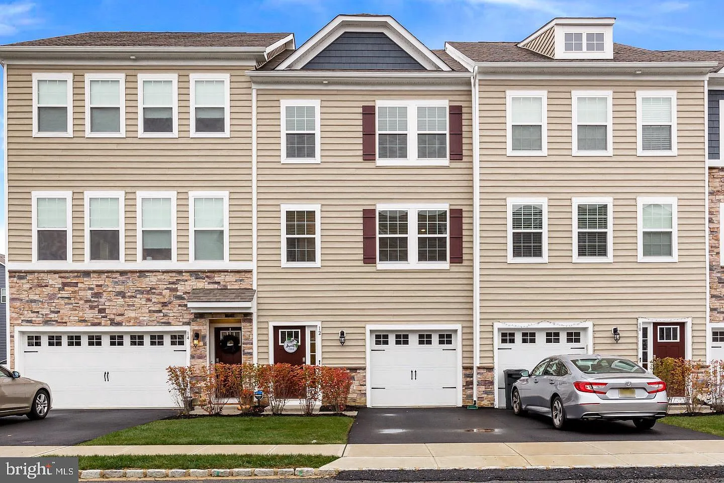 3 bed, 3.5 bath, 2220 sqft, $3,500 — Photo 1