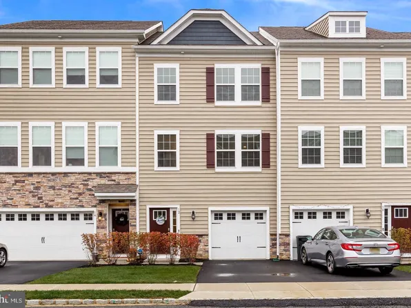 12 Venice Ln, Mount Laurel, NJ 08054