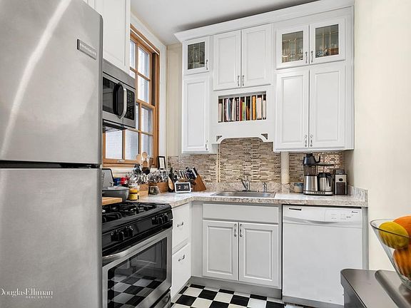 4th image of 50 W 67th St #3C