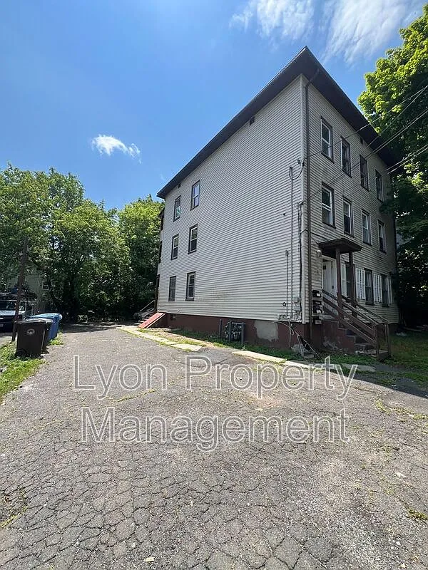 3 bed, 1.0 bath, $1,695 — Photo 2