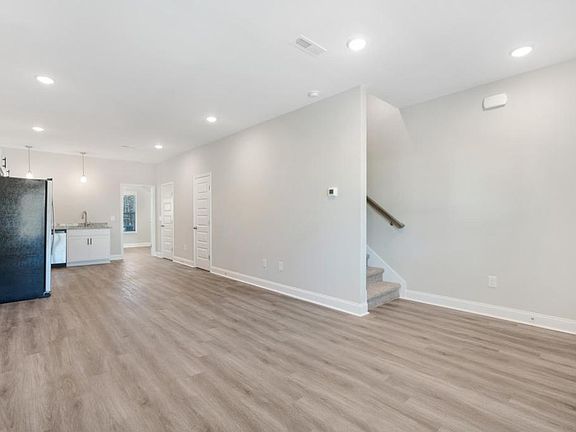 3rd image of 16 Bluff Dr