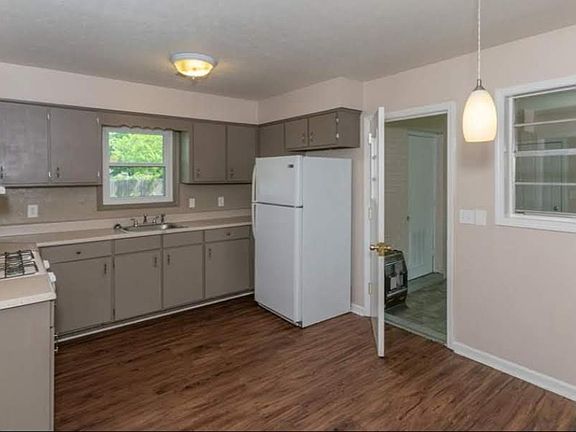 3rd image of 6515 Forrest Rd