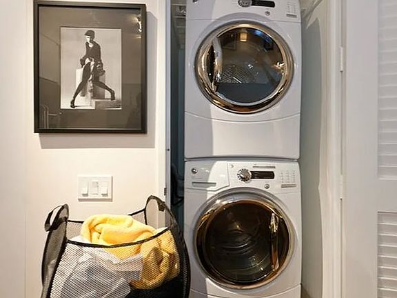 5th image of 320 W 39th St #15