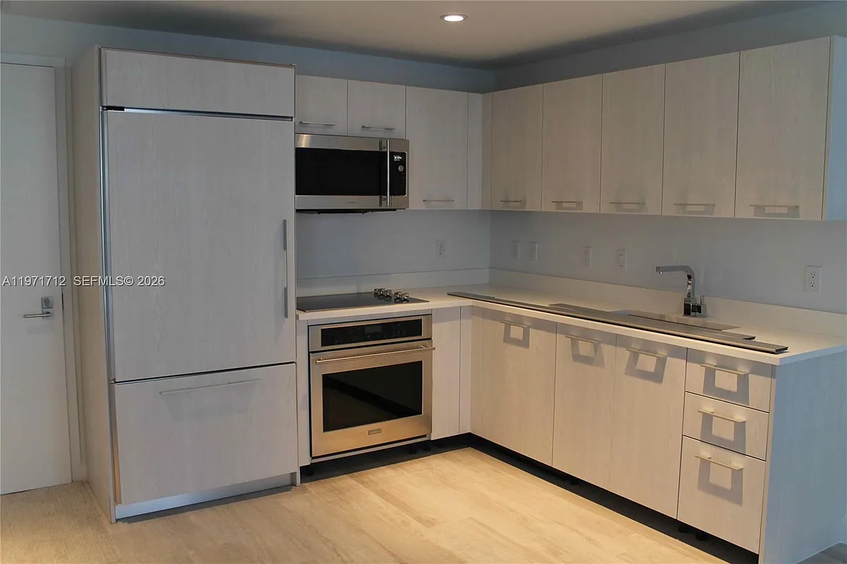 Building Photo - 45 SW 9th St #2807