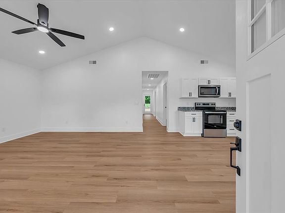 3rd image of 900 E Decherd St
