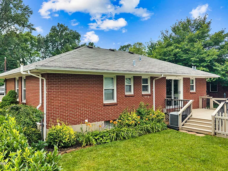 519 Leyton Ave — Photo 43