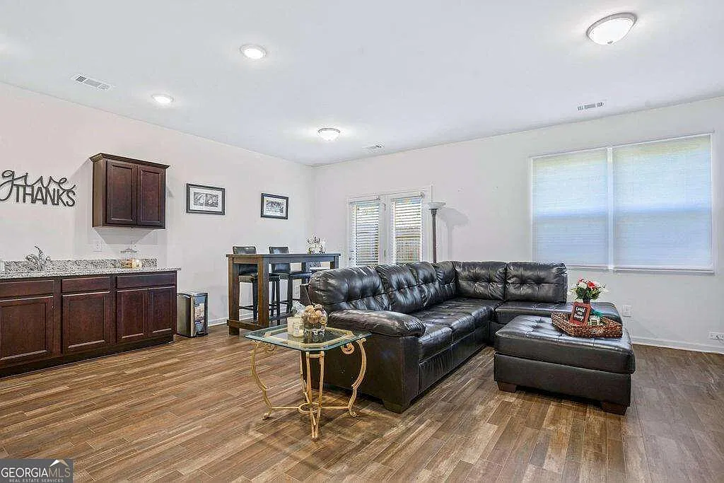 3 bed, 2.5 bath, 1572 sqft, $2,200 — Photo 3