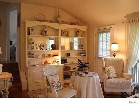 3rd image of 2262 Parkwood Ave