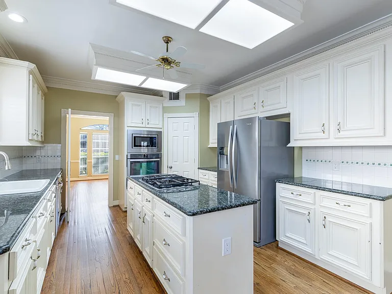 4418 Jane St — Photo 3