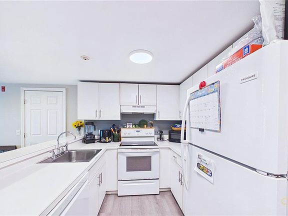 4th image of 200 Woodlawn Ave APT 203