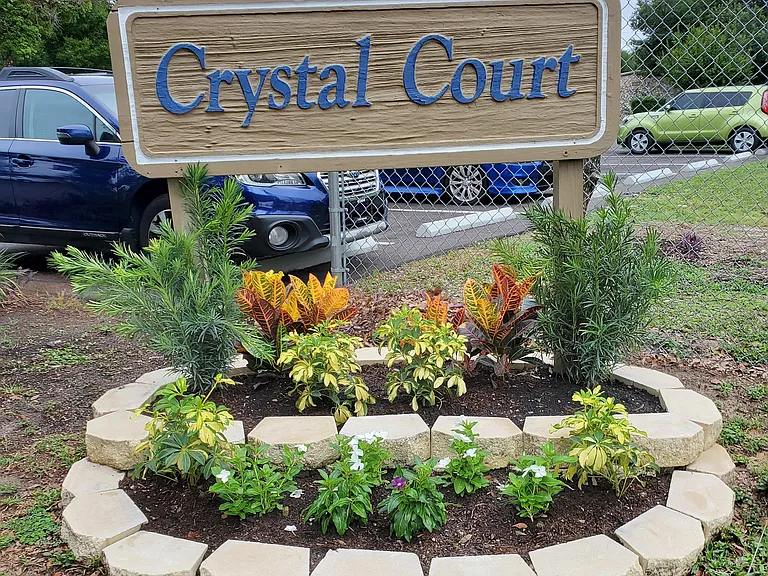 Crystal Court Apartments — Photo 1