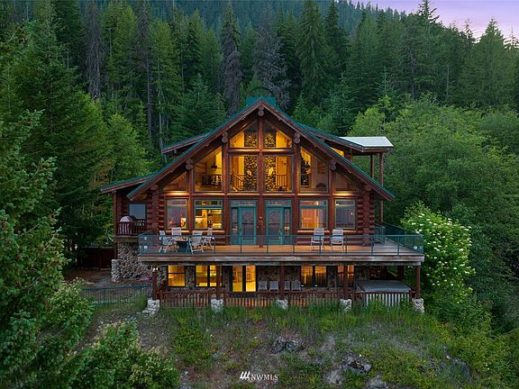 This is one of the finest waterfront log homes built in the state. With 3 separate Suites, and one bunk-bed room (with 8 bunk-beds) spread along 3 stories, extended family vacations/visits with relatives and friends are comfortably still private yet fun in this spacious home. >