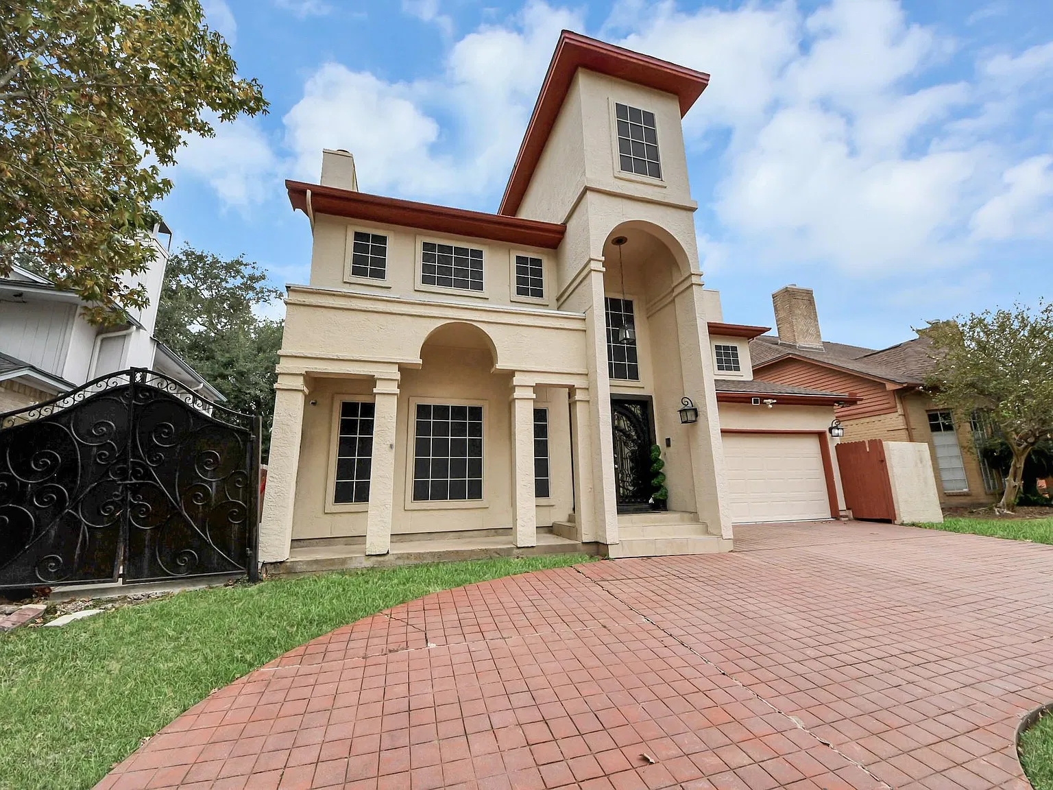 5 bed, 2.5 bath, 2729 sqft, $3,500 — Photo 2
