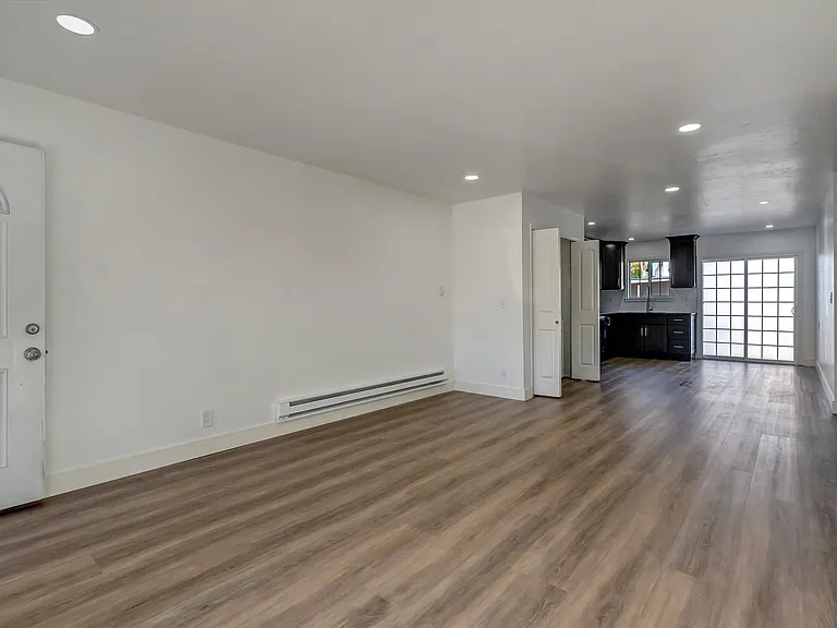 568 Simon St — Photo 3