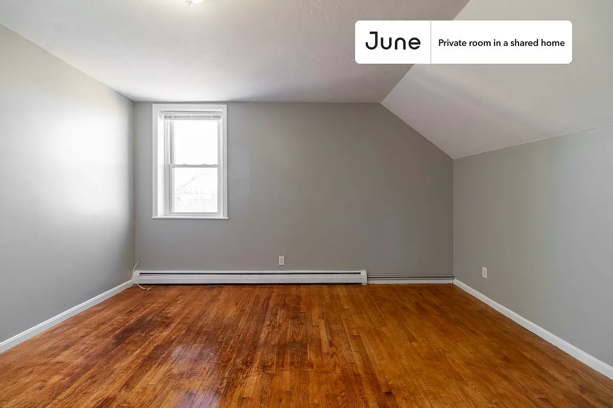 Queen bedroom in 4 bed/2 bath home in Newton Corner #925 C — Photo 2
