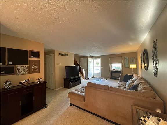 3rd image of 17 Southfield Dr