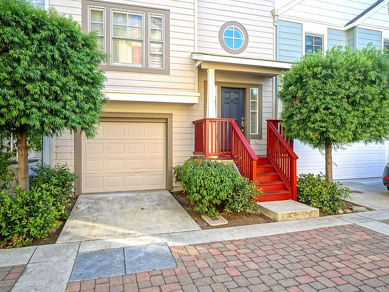 558 Driscoll Pl — Photo 2