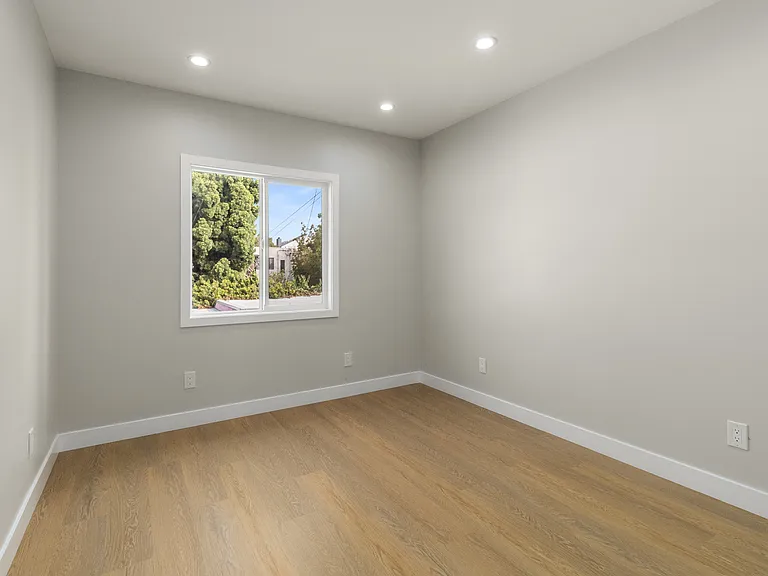 1827 E 4th St #18 — Photo 38