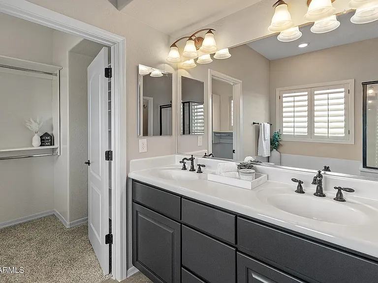 Primary bath/walk in closet