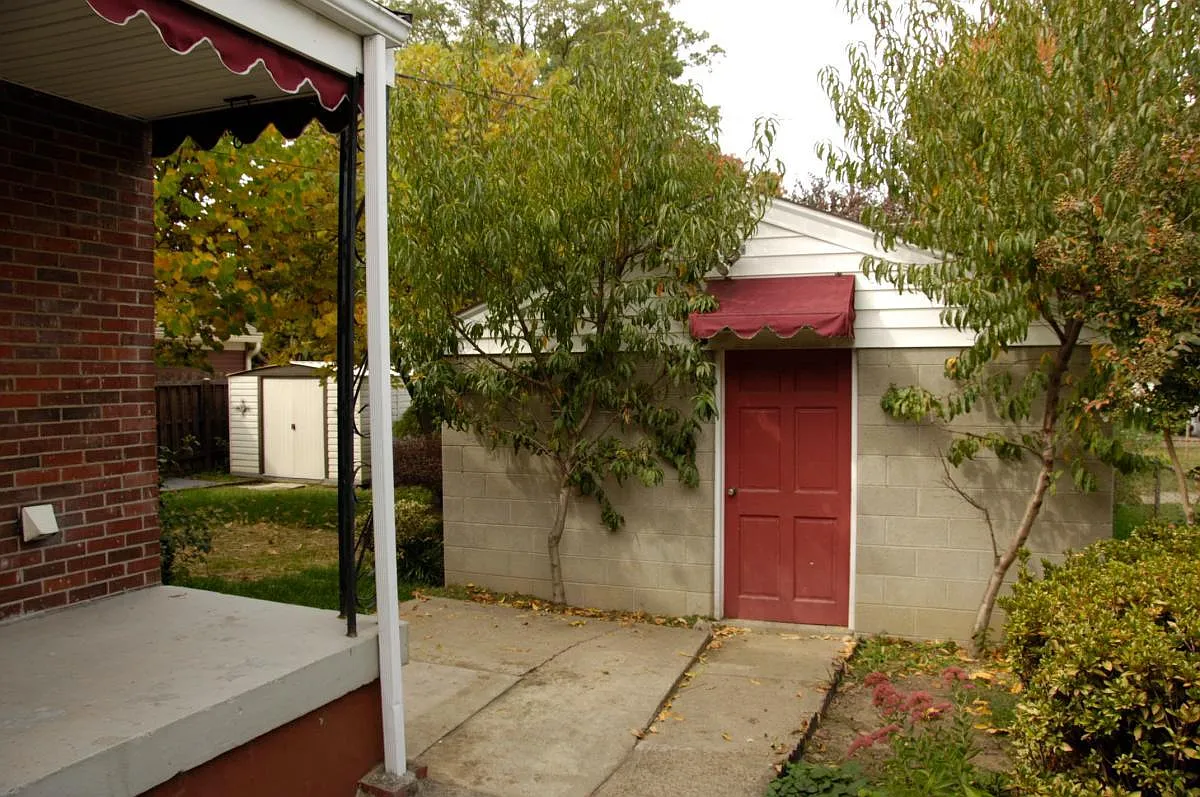 3 bed, 1100 sqft, $1,350 — Photo 2