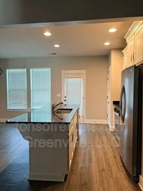 3 bed, 2.5 bath, 1598 sqft, $1,595 — Photo 4
