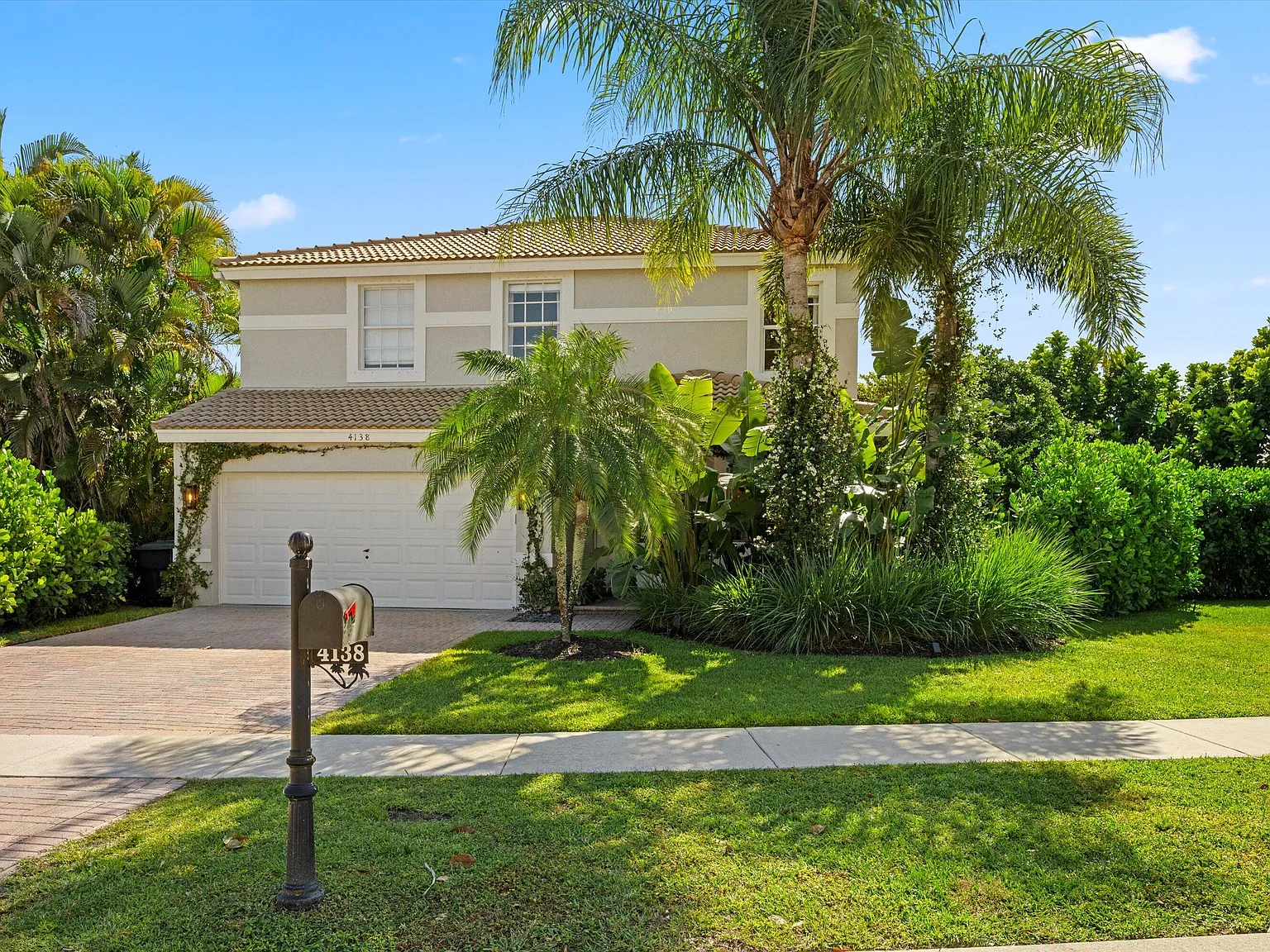 3 bed, 2.5 bath, 2160 sqft, $10,000 — Photo 3