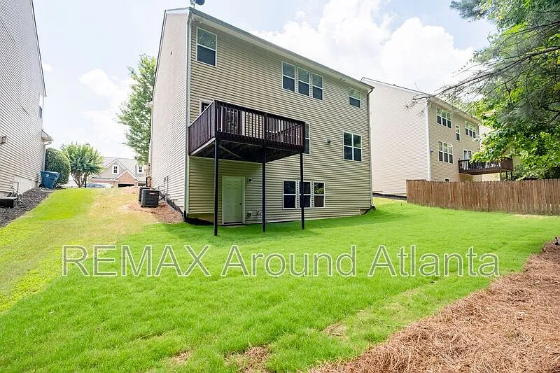 5 bed, 2.5 bath, 2640 sqft, $2,500 — Photo 4