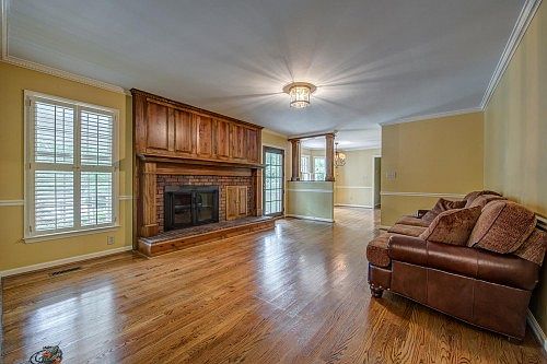5th image of 703 Sandhurst Dr