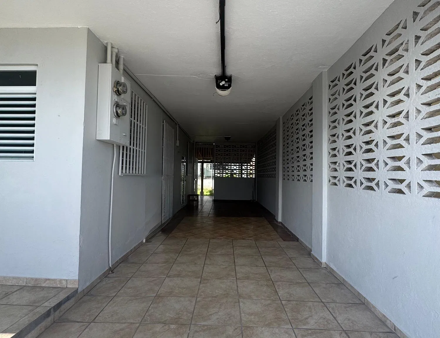 3 bed, 1.0 bath, 900 sqft, $1,100 — Photo 3