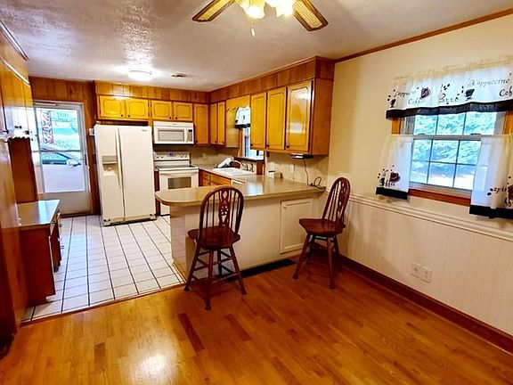 3rd image of 630 Lakewood Trl