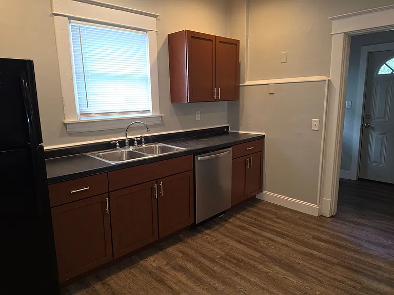 905 E Washington St — Photo 10