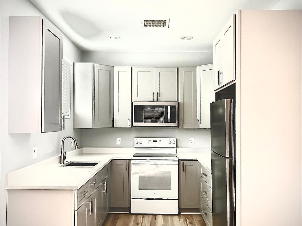 2nd image of 1554 W Monroe St #1