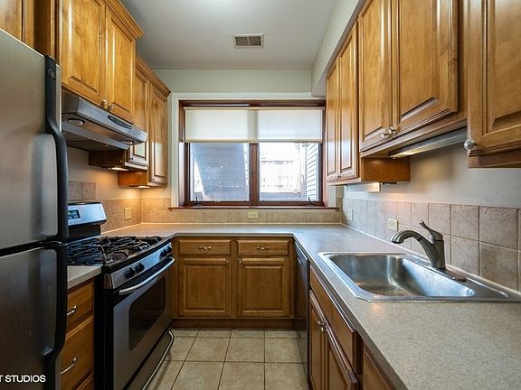 3rd image of 658 W Aldine Ave