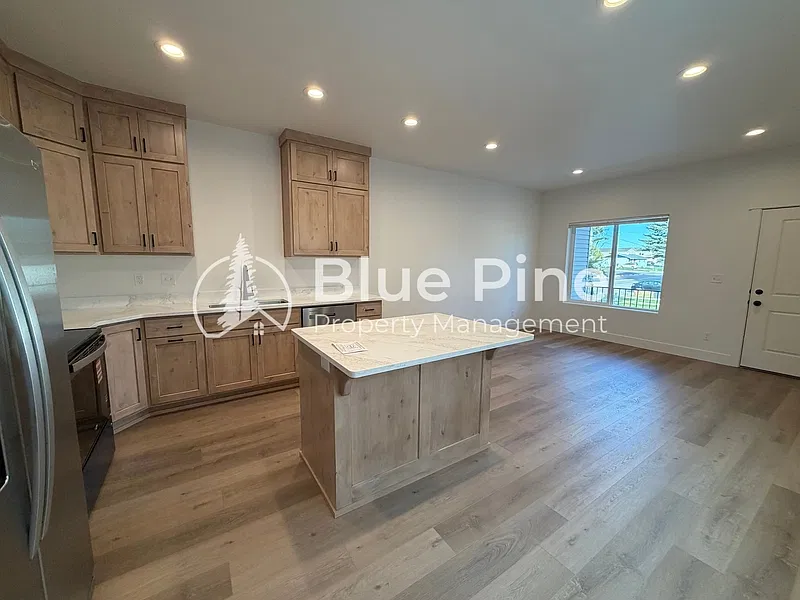 3 bed, 2.0 bath, 1796 sqft, $1,600 — Photo 3