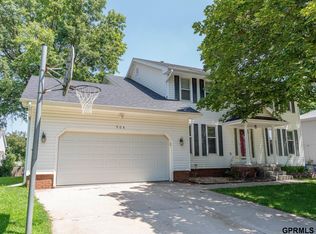 904 Michael Dr, Papillion, NE 68046