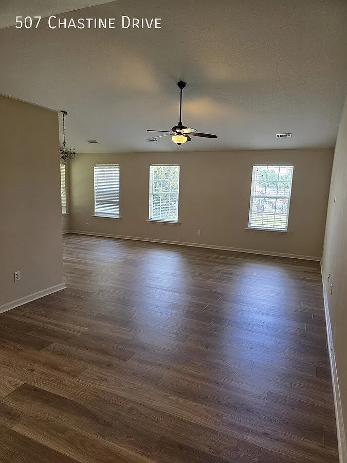 3 bed, 1964 sqft, $1,750 — Photo 2
