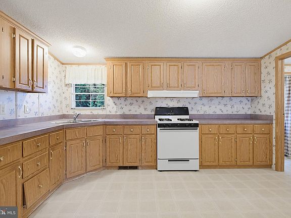 5th image of 22 Madge Dr