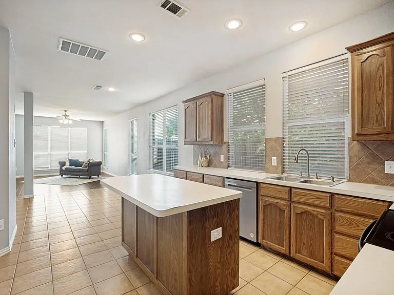 2737 Lynx Ln — Photo 8