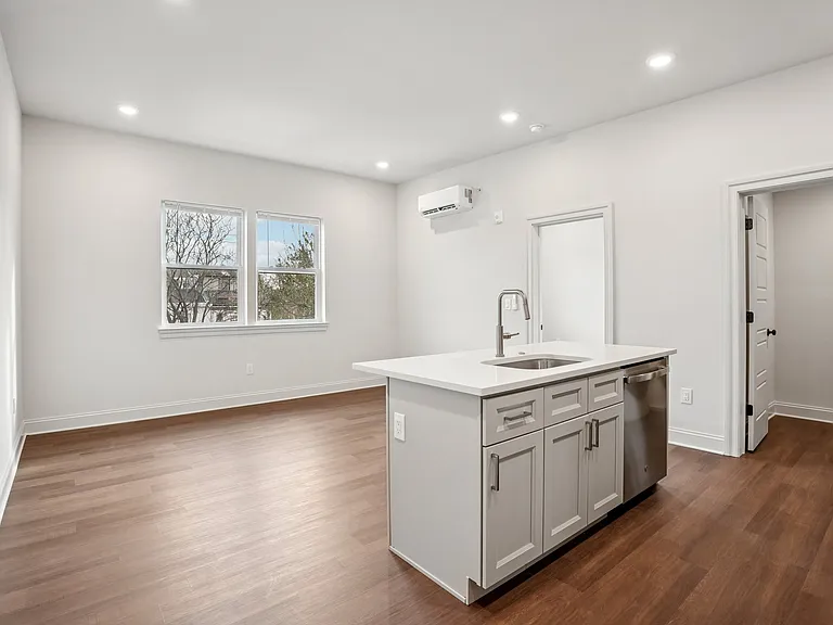 472 Roxborough Ave — Photo 21