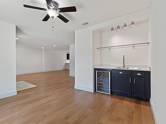 4th image of 3019 Ivandell Ave