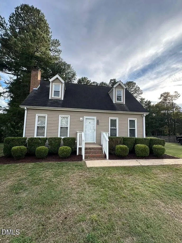 3 bed, 2.0 bath, 1152 sqft, $2,100 — Photo 2