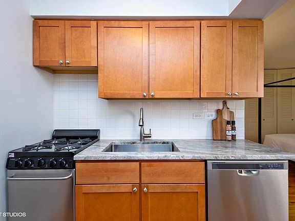 2nd image of 5958 N Kenmore Ave APT 410