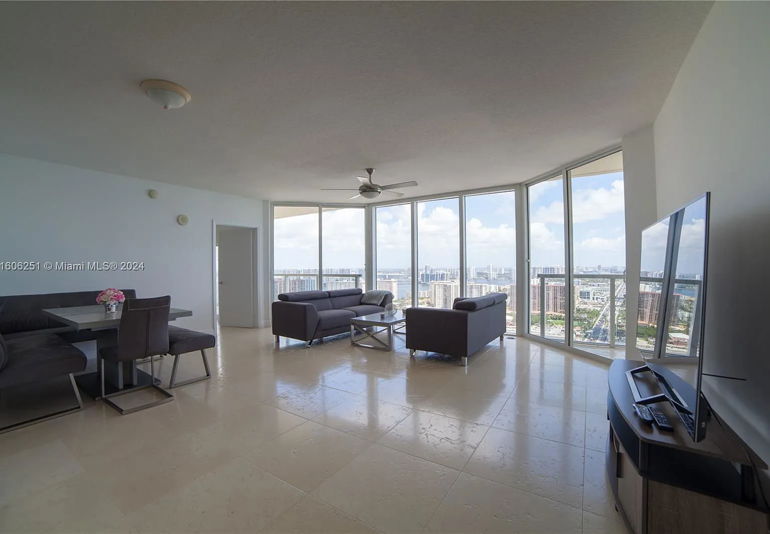 2 bed, 2.0 bath, 1423 sqft, $5,800 — Photo 1