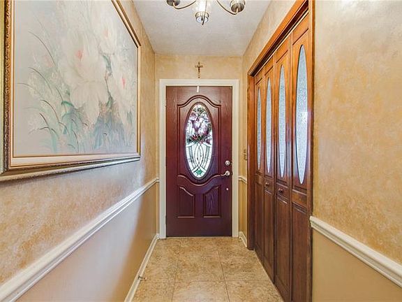 3rd image of 815 Strawberry Ln