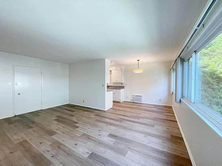 241 S Oakland Ave #7 — Photo 2