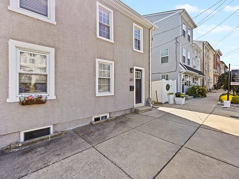 371 Spring Mill Ave — Photo 2