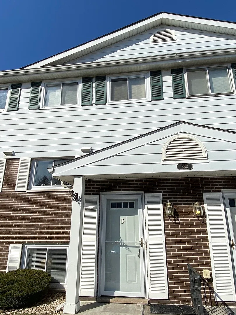 3 bed, 1026 sqft, $2,600 — Photo 1